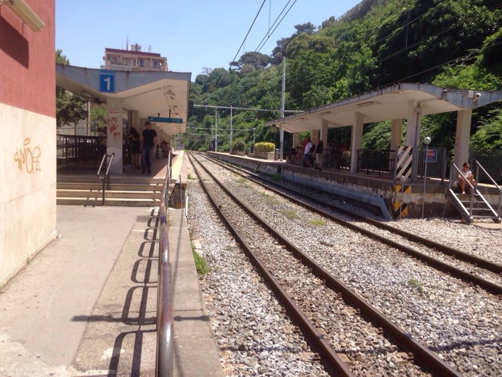 Ruba portafogli con soldi e carte di credito a turista scozzese, arrestato sulla Circum pregiudicato di Castellammare