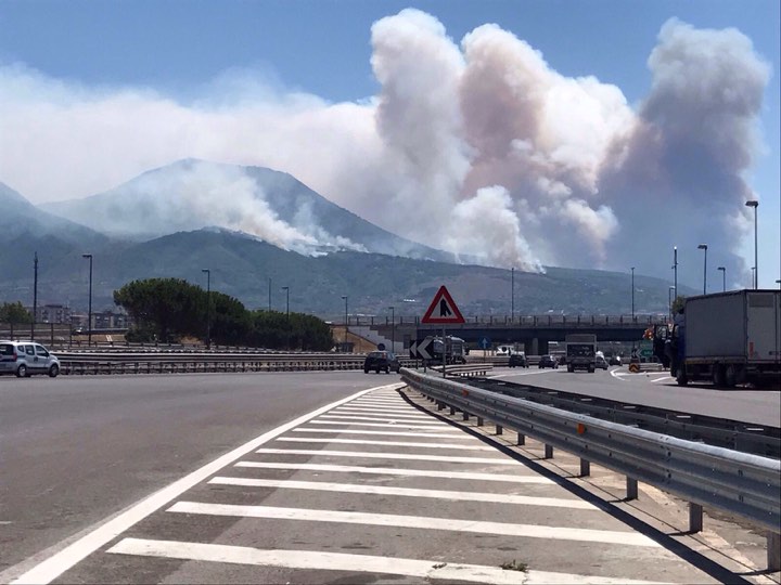 Vesuvio in fiamme da ore, sgomberate case e due ristoranti: un'alta colonna di fumo sull'autostrada