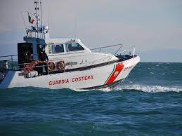 Escono a pesca, tre dispersi nel Golfo di Napoli: trovati due naufraghi si cerca il terzo