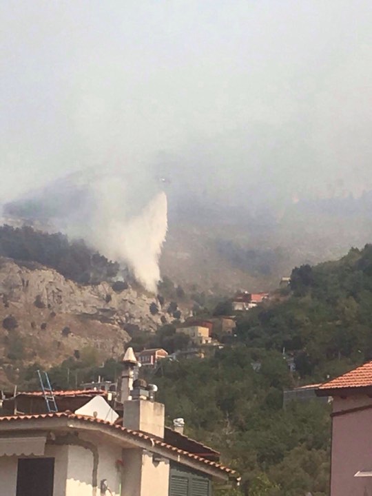 Faito in fiamme, turisti in fuga: incendio fino al Belvedere