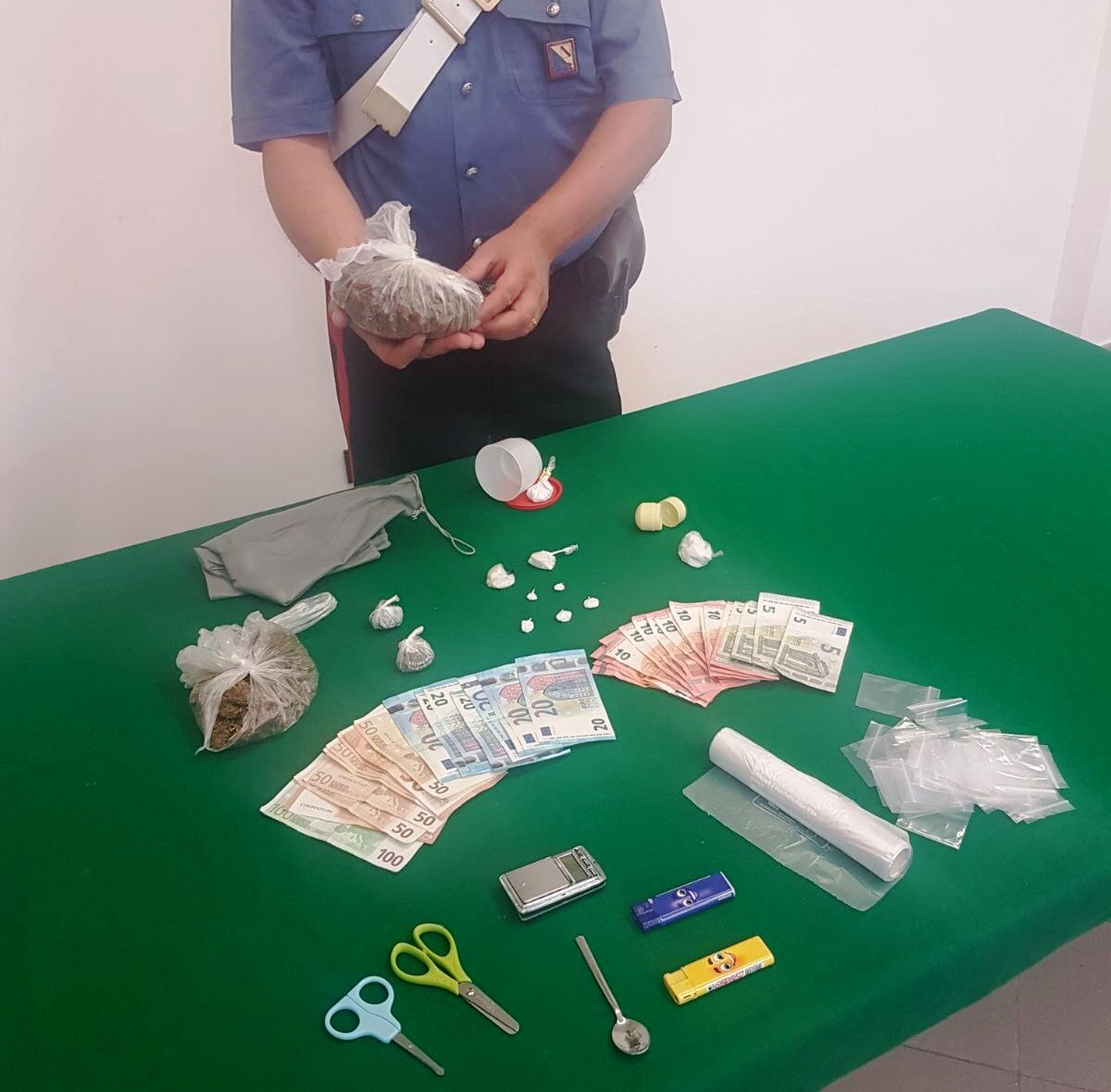 Consegnava crack e cocaina in compagnia della fidanzata: arrestato giovane pregiudicato