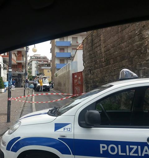 Palo della luce crolla in strada: nessun ferito ma tanta paura a via Macello