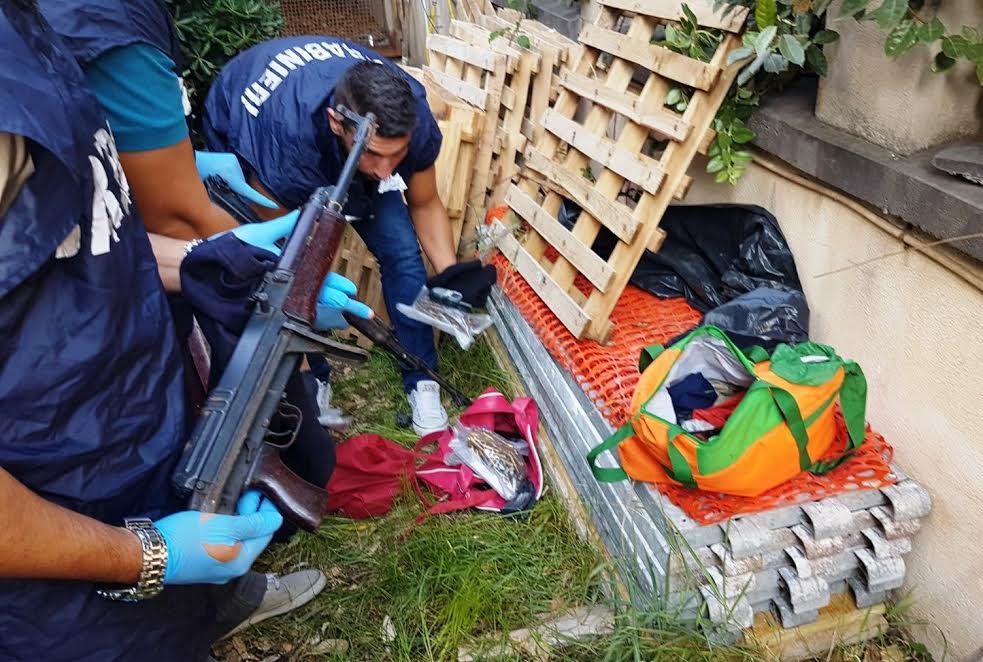 Arsenale scoperto a Moscarella dopo il doppio agguato nel centro antico: sequestrati due kalashnikov e cinque pistole