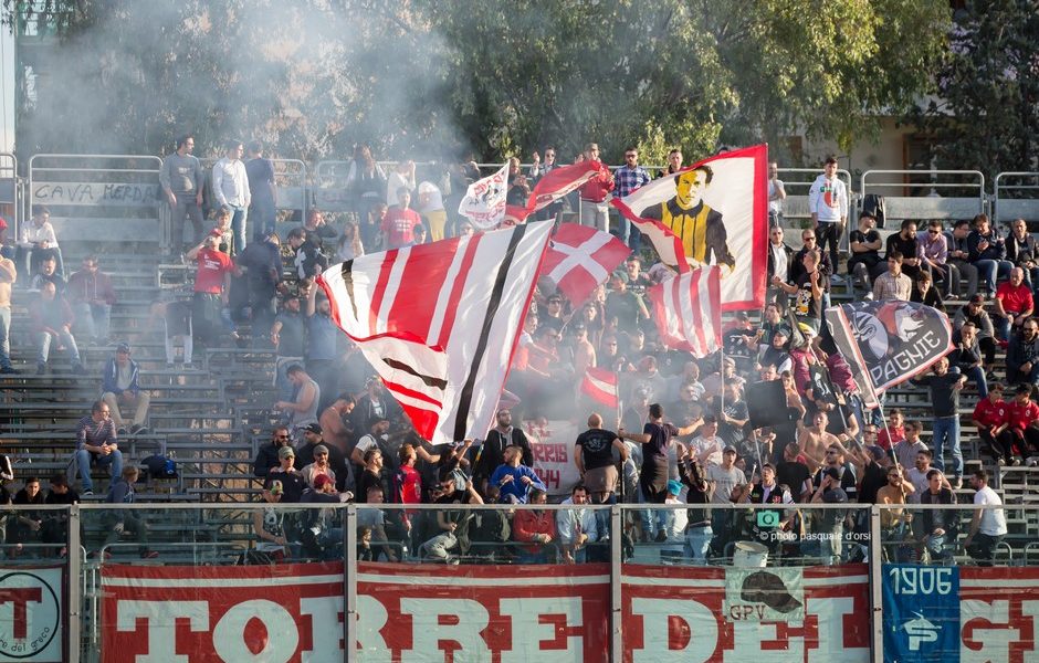 Tifosi della Cavese cercano la rissa a Torre del Greco, incastrati dalla videosorveglianza: cinque denunciati