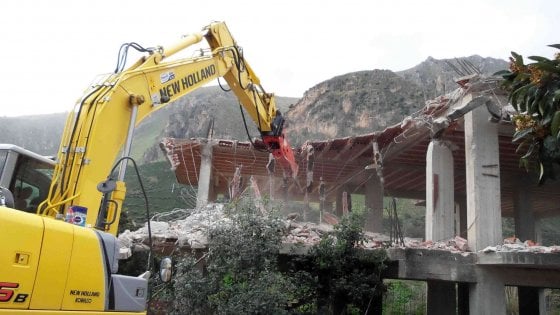 Abusivismo, il Pd rinvia la riforma con lo stop agli abbattimenti: slitta tutto di due settimane