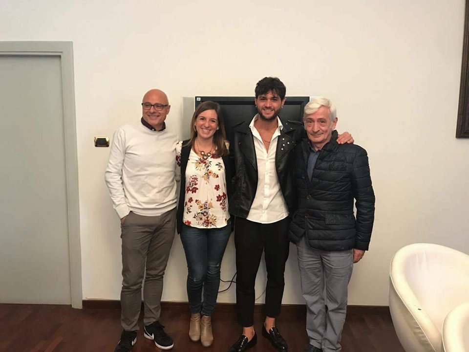 L'omaggio di Gragnano a Erasmo Genzini, il sindaco consegna una targa all'attore: 
