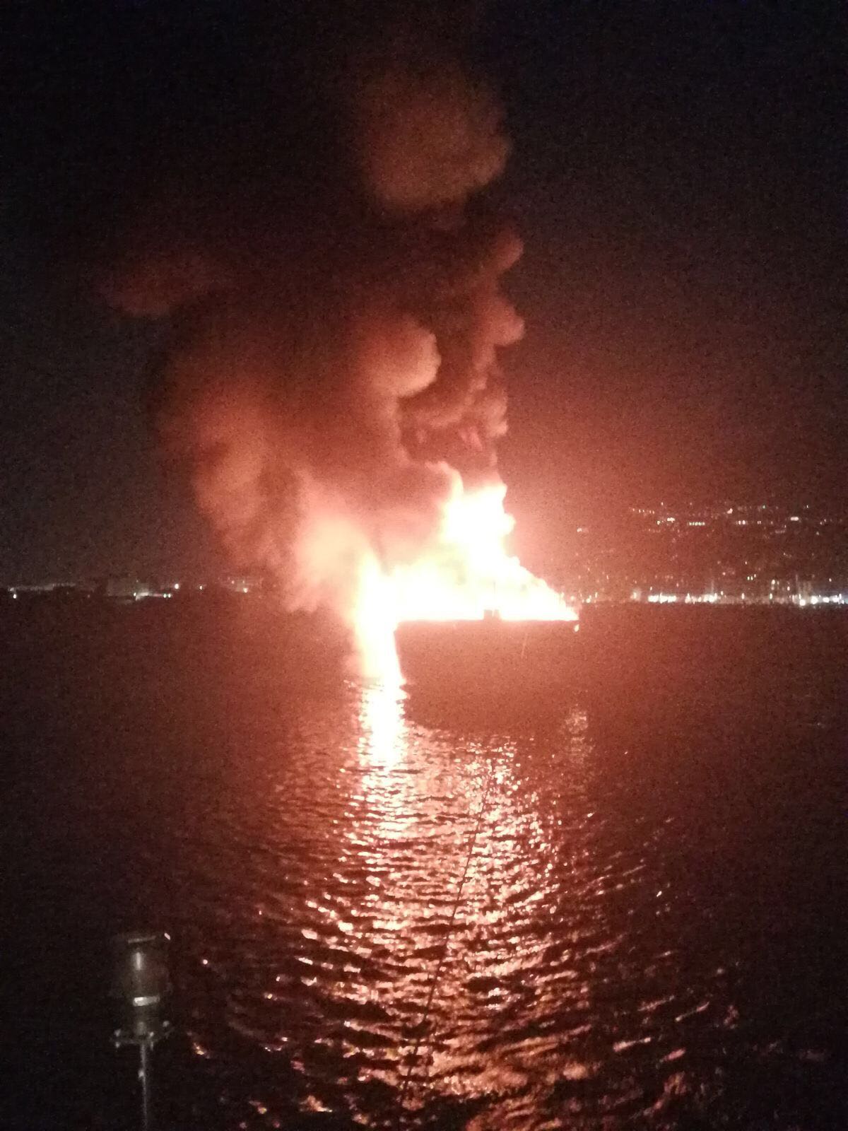 Incendio nel porto, in fiamme uno yacht di 30 metri, nessun ferito