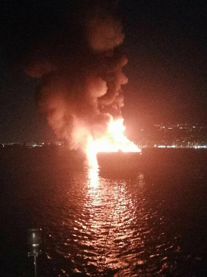 Yacht in fiamme nel porto, la Capitaneria salva cinque persone: aperta un'inchiesta