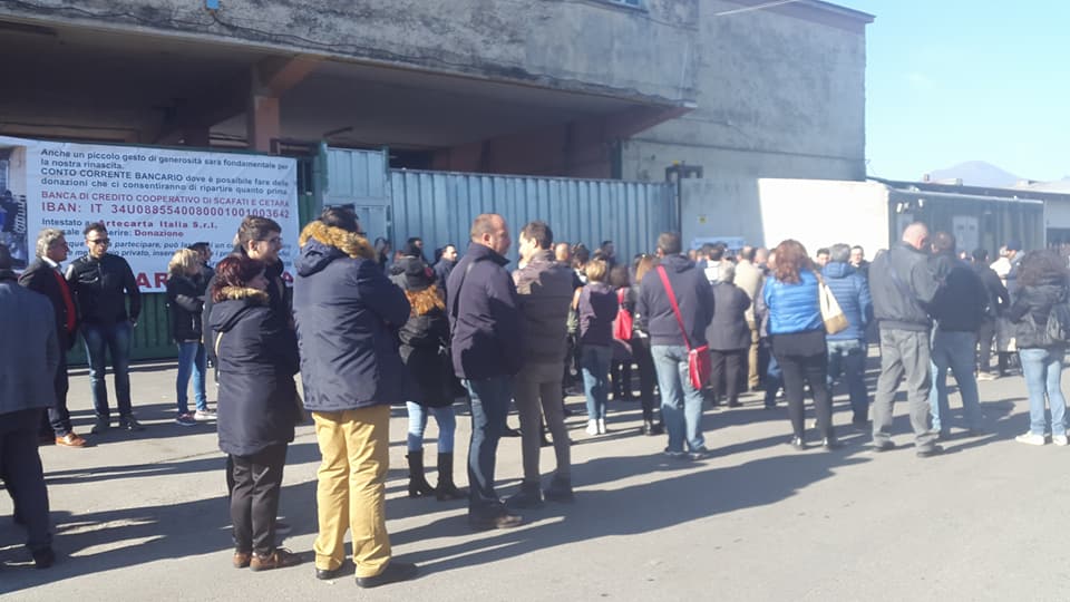 Azienda distrutta dalle fiamme a Scafati, un video incastra i piromani dell'Artecarte