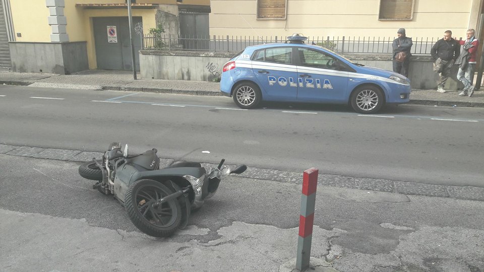 Rubano scooter in centro, ma Ã¨ di un poliziotto: caccia ai ladri che finiscono a terra