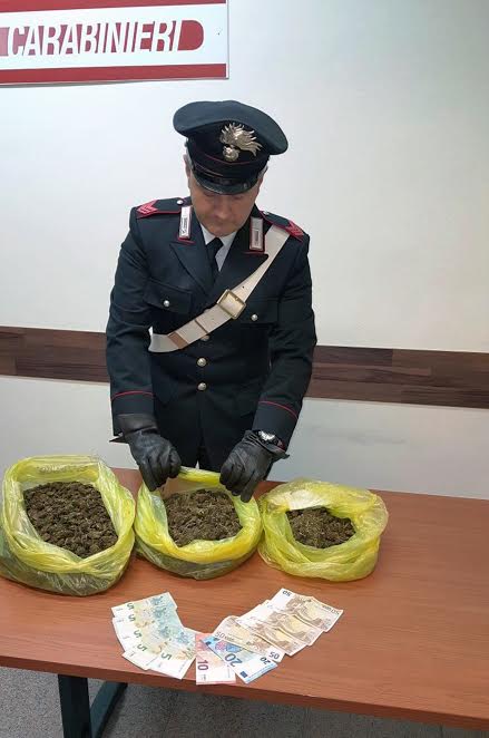 Tanti soldi e droga nascosti in casa a Pompei, arrestato giovane pregiudicato