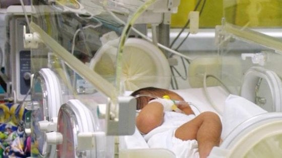 Neonata con sindrome down abbandonata in ospedale, lasciata nella culla termica