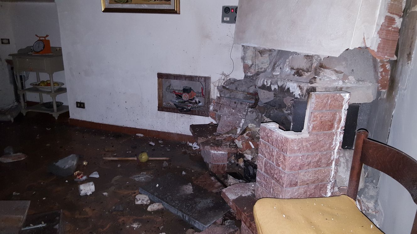 Scoppio in una casa a Sant'Antonio Abate, paura e danni alla palazzina