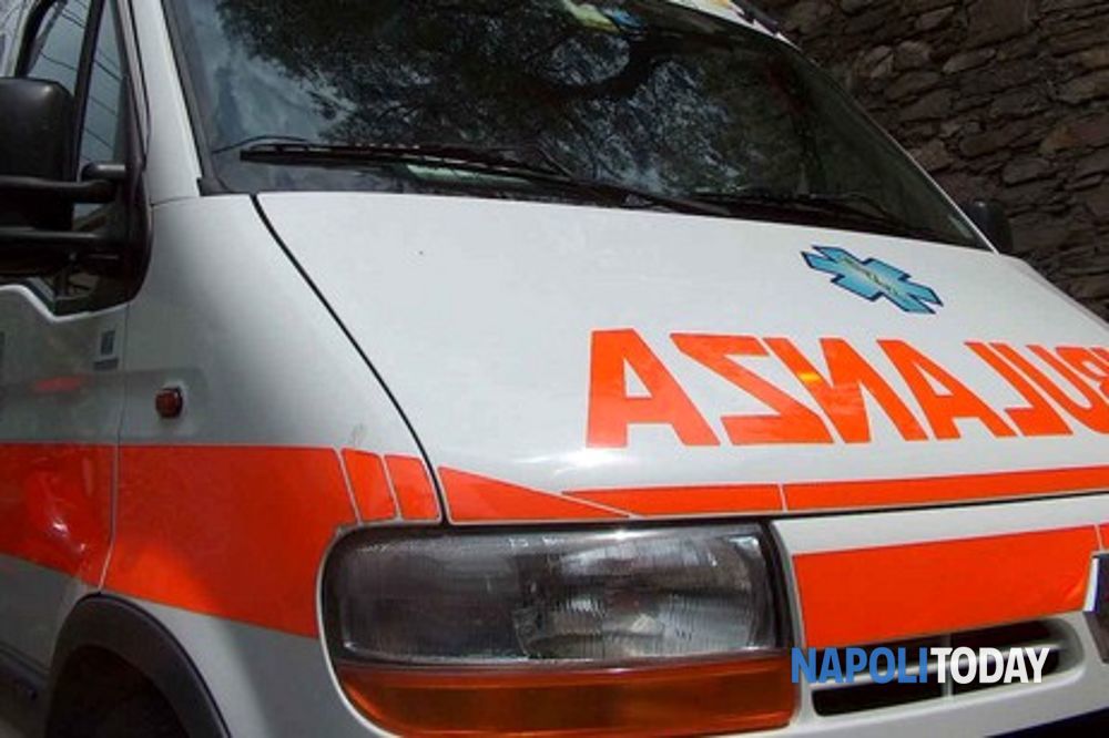 Schianto a Torre del Greco, sbalzato fuori strada da un'auto: in fin di vita un motociclista