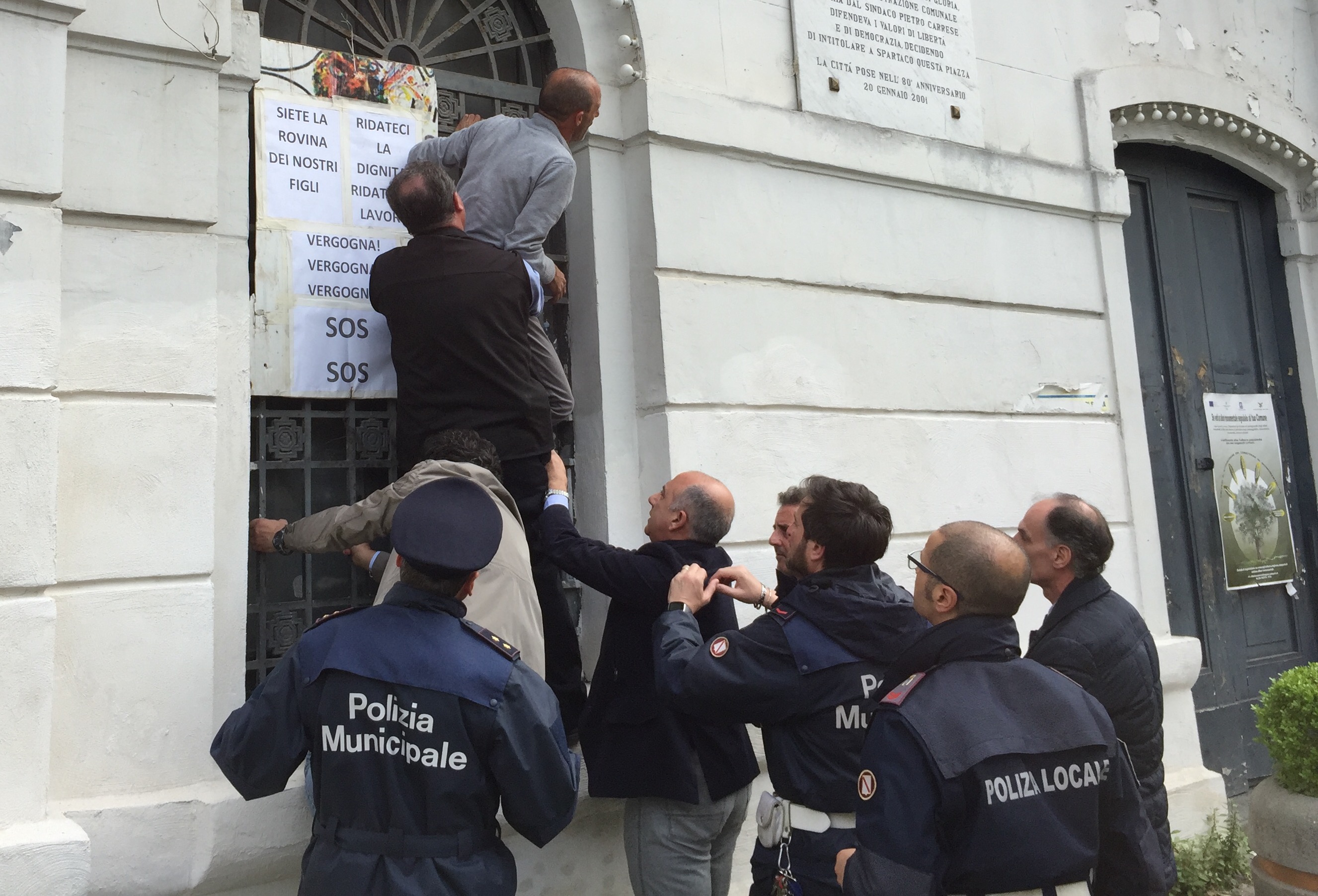 Si incatena davanti al Municipio di Castellammare di Stabia