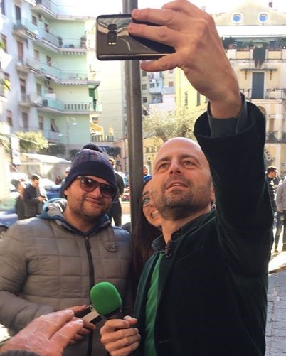 Luca Abete a Castellammare, Striscia la Notizia si occupa di pesca proibita: ma la polizia ferma due sospetti