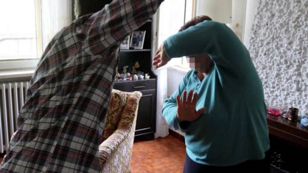 Sedicenne violento picchia la madre e il fratellino per due mesi: arrestato