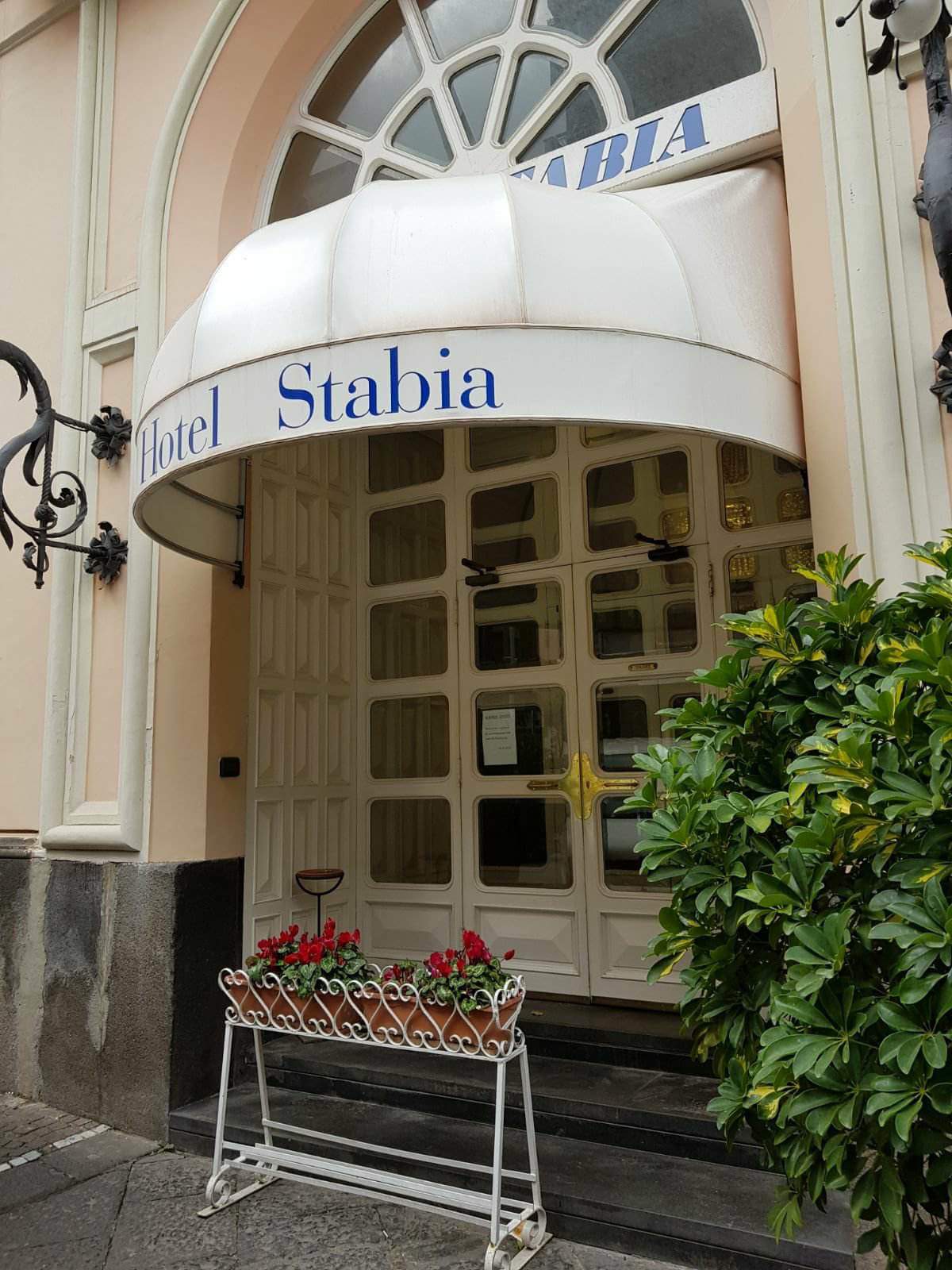 Hotel Stabia chiuso, falliti gli imprenditori: tutti licenziati