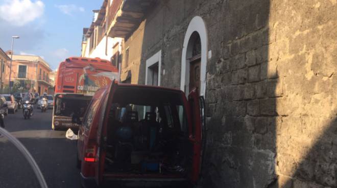 Rapina in un bar a Vico Equense, incappucciati rubano l'incasso e picchiano il proprietario
