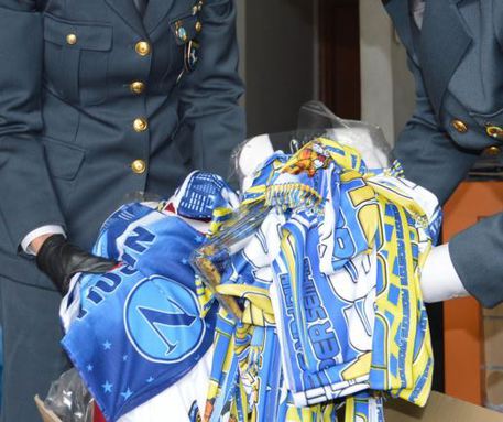 A Pagani industria del falso, sequestrate maglie e gadget di Napoli e Juve