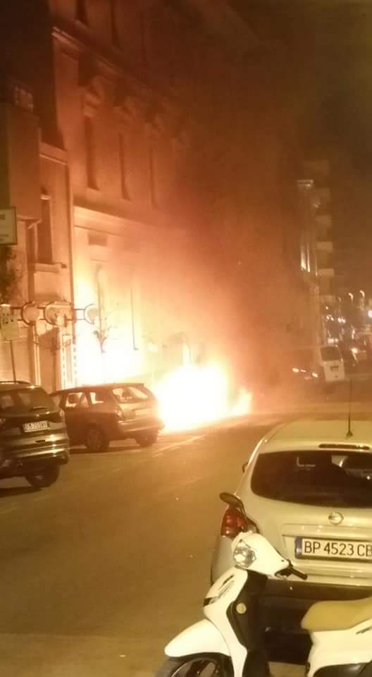 Notte di paura nel centro di Castellammare, auto in fiamme