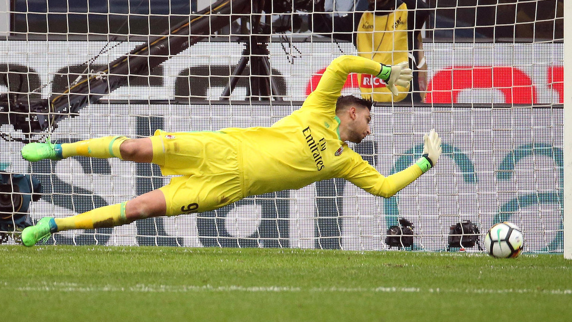 Gigi Donnarumma frena il Napoli e esulta per una parata-miracolo: 