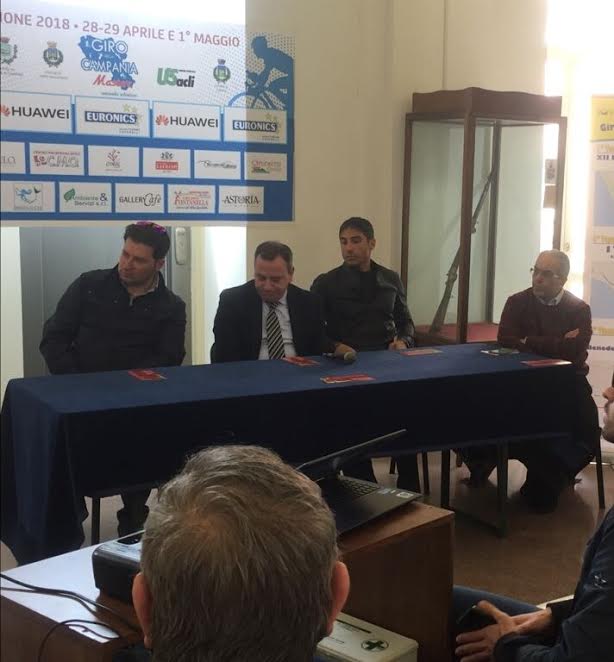 Duecento chilometri in bici, tappa a Torre Annunziata per il Giro della Campania