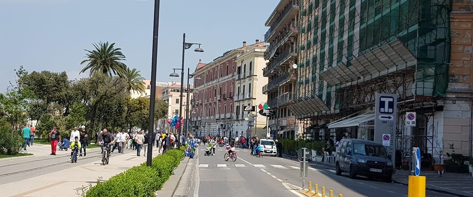 Castellammare, domeniche a piedi sul lungomare: stop a scooter e auto