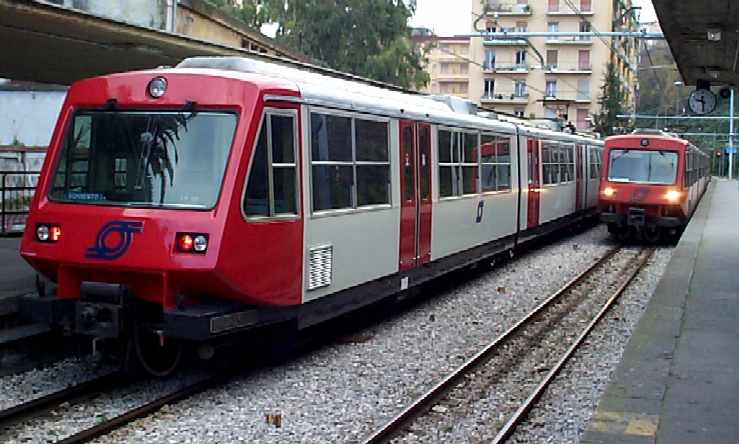 Castellammare, treno fermo tra due stazioni: stop linea 