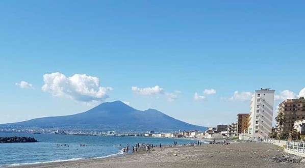 Mare inquinato a Castellammare, ma in tanti ignorano lo stop e si tuffano sul lungomare