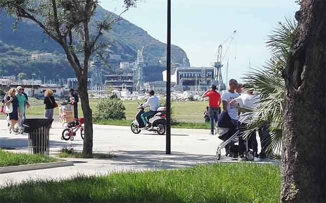 Violentata a dodici anni, video degli abusi usati come ricatto: si cerca un altro del branco