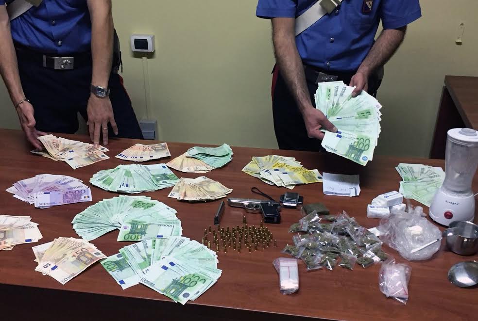 Centomila euro nascosti in cantina, droga e soldi affare di famiglia: quattro arresti a Ercolano