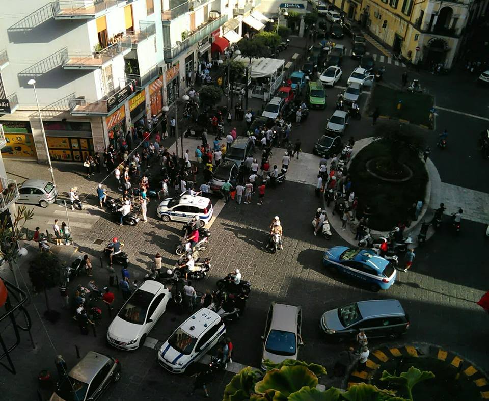 Rissa in piazza a Castellammare, scoperti due rapinatori in un negozio di cinesi: raid punitivo, picchiata anche una vigilessa