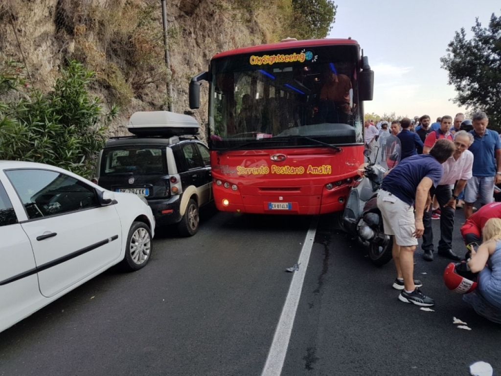 Incidente a Amalfi, ragazzo schiacciato da un bus turistico: Ã¨ grave