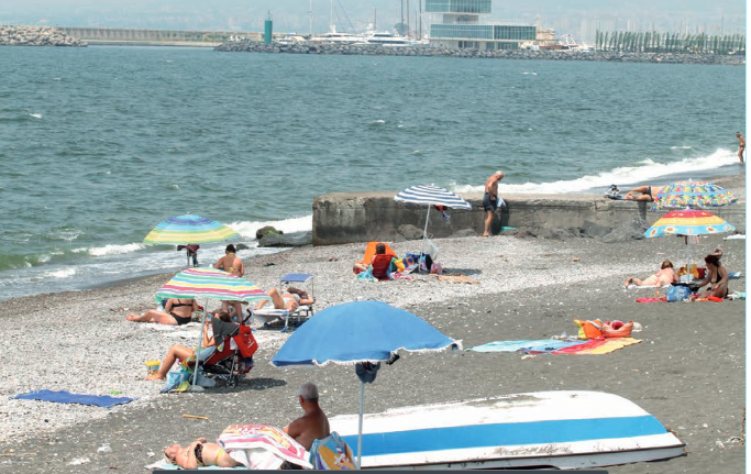 A Castellammare tuffi nel mare inquinato dalla Villa a Marina di Stabia, linea dura di Cimmino: turisti e stabiesi a rischio denuncia