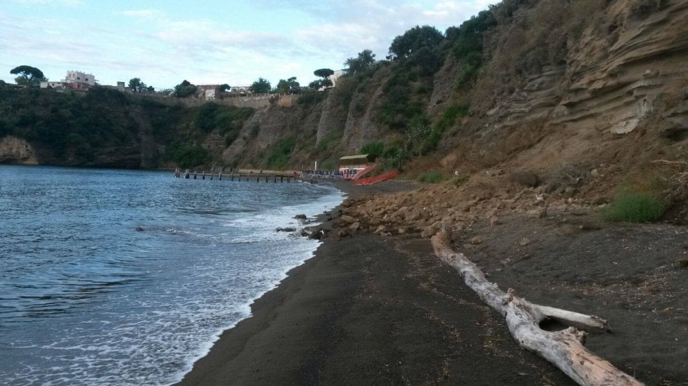 A Procida frana sulla spiaggia di Chiaia, salvi tre ragazzi 