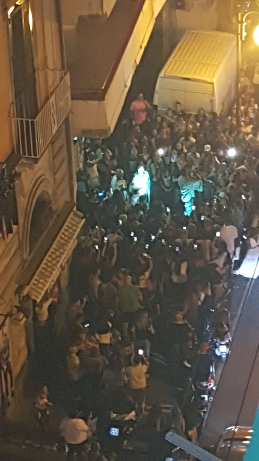 Castellammare nel caos per la serenata di Alessio, il Comune fa scattare i controlli sul concerto per la sposa