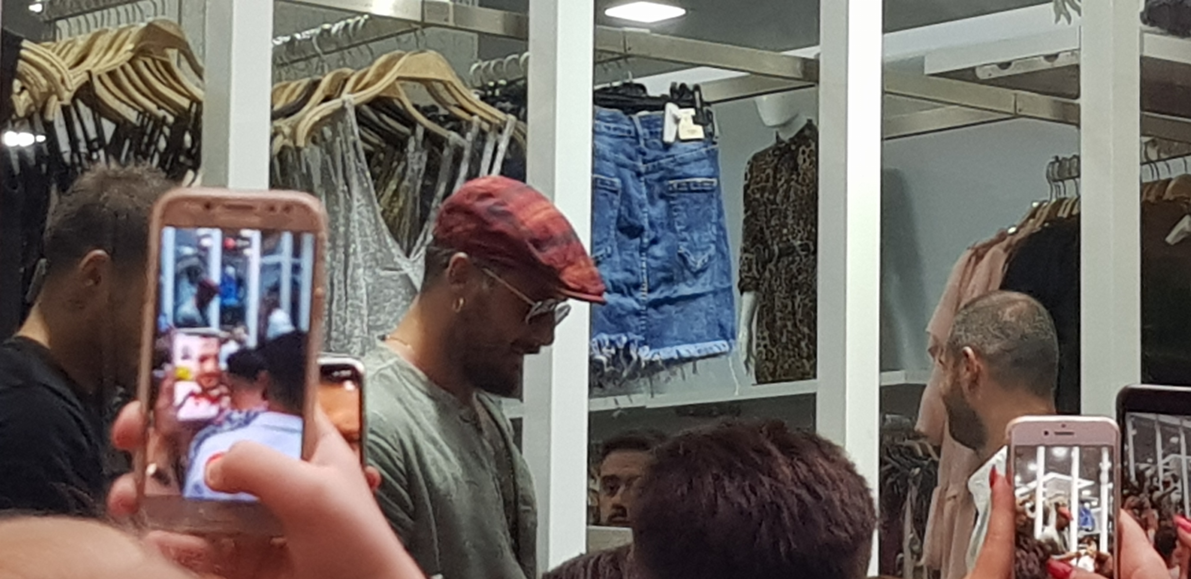  Alessio torna a Castellammare, delirio a via Roma per l'evento di un negozio
