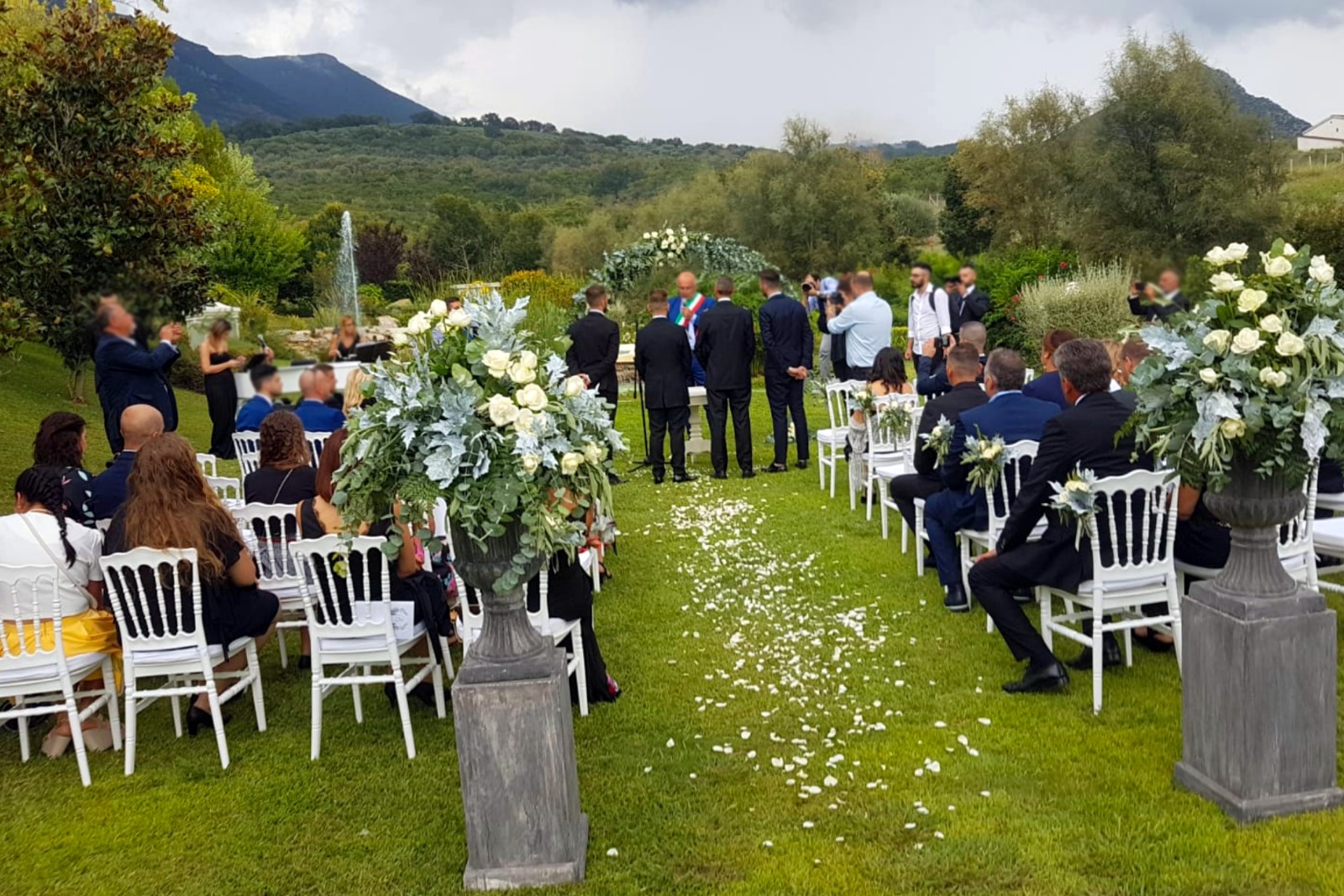 Nozze arcobaleno per un carabiniere e il suo compagno, il sÃ¬ in un paradiso del Cilento