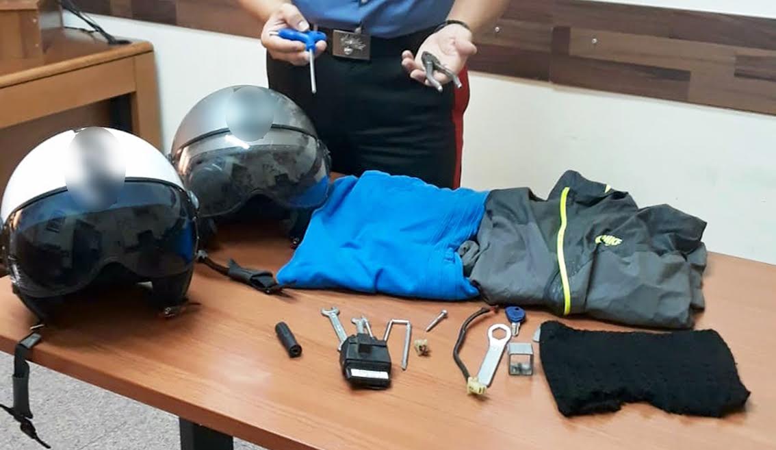Raid in un supermercato a Sant'Antonio Abate, poliziotto li segue: catturati due banditi
