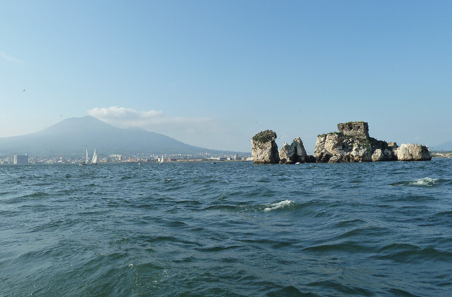 Pesca vietata allo scoglio di Rovigliano, scatta la denuncia e una multa