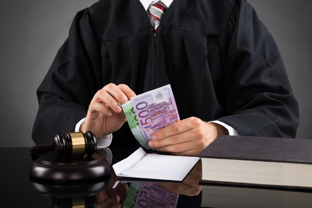 Al Tribunale di Torre Annunziata giudici di pace corrotti da avvocati: 500 euro a prestazione