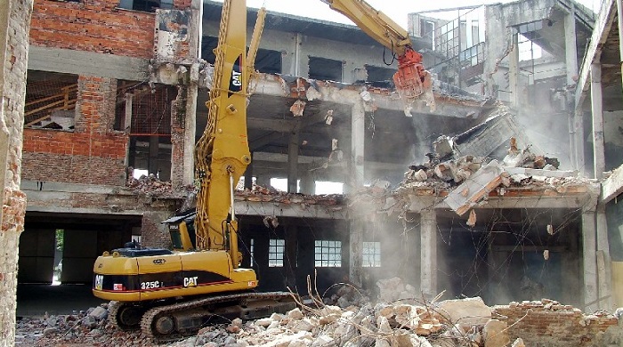 Al via abbattimenti in Campania, demolita villa a Marcianise 