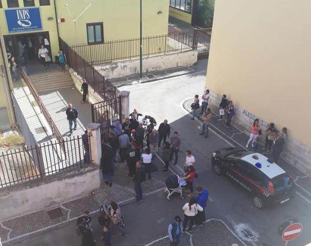 Dramma a Portici, si taglia le vene in un ufficio dell'Inps: 