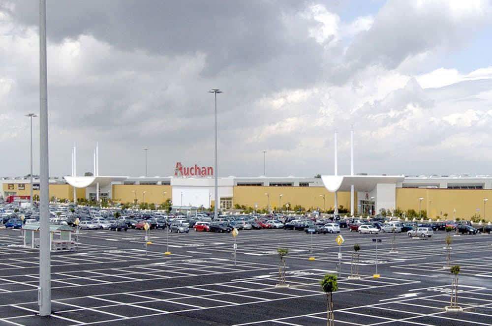 Rubano la spesa agli anziani nel parcheggio del Centro commerciale 