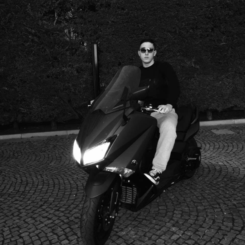 Tragico incidente a Salerno, la sua moto finisce contro auto in sosta: muore a 18 anni