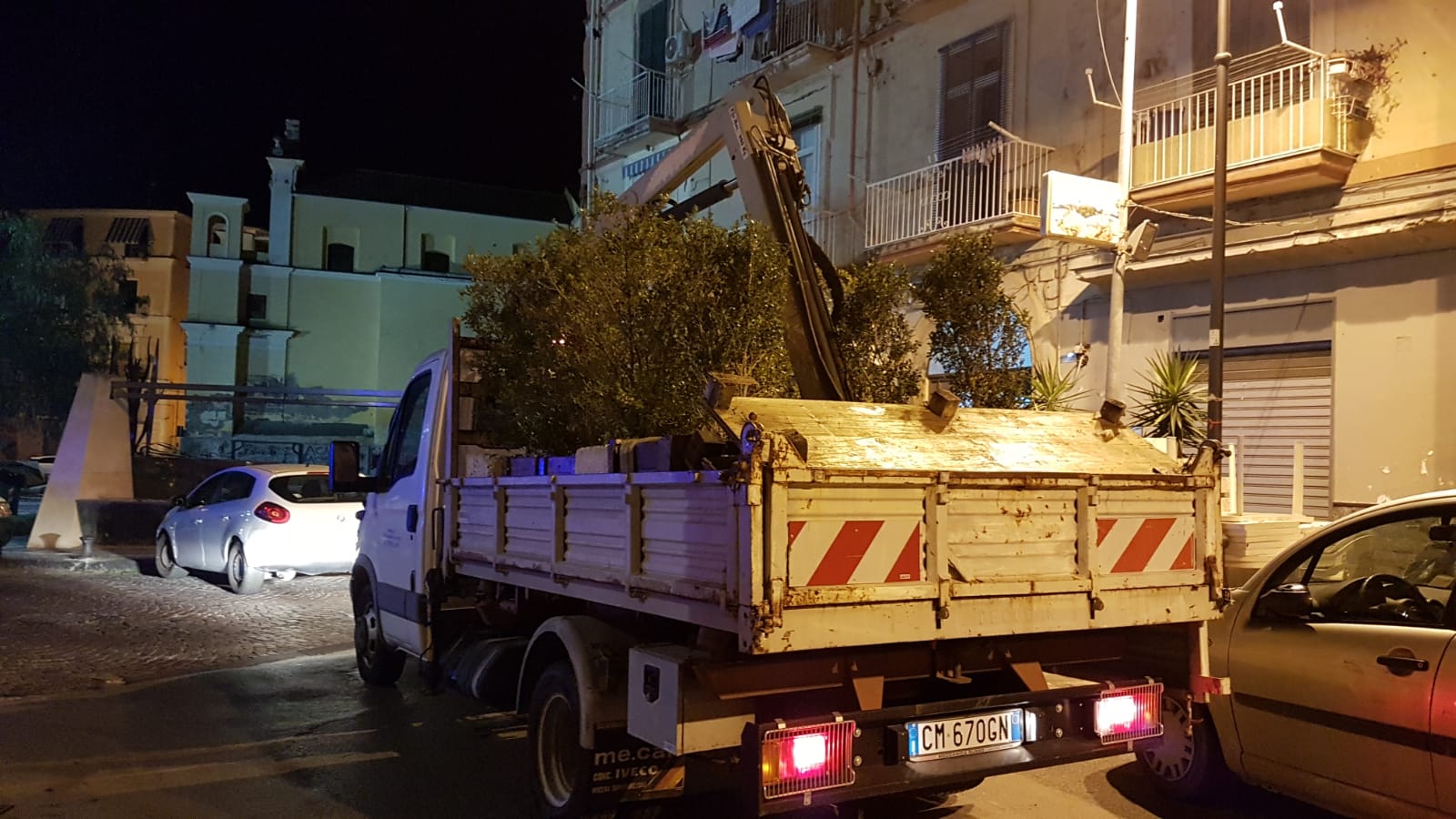 A Castellammare blitz dei vigili urbani, via tutte le fioriere abusive: sequestri e sanzioni