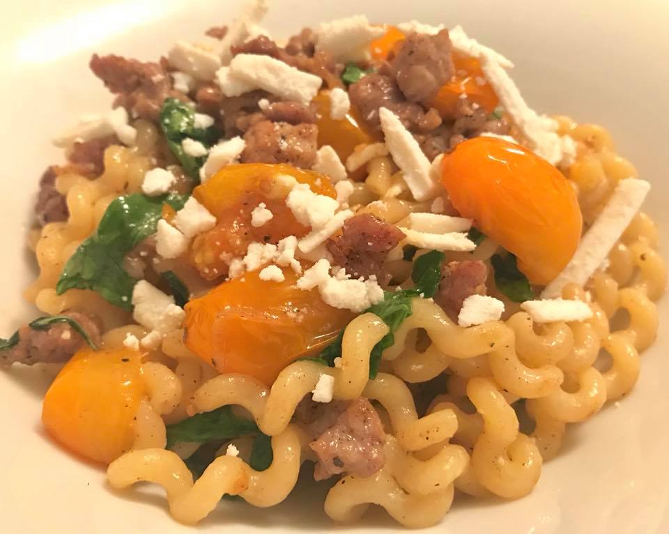 L'appuntamento del venerdi: fusilli pomodorini gialli rucola salciccia e ricotta salata