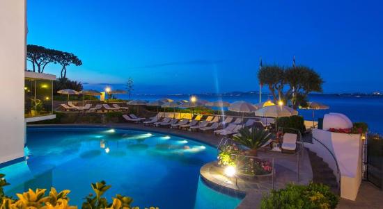 Ischia cede la ringhiera di un hotel di lusso, grave un giovane di 27 anni