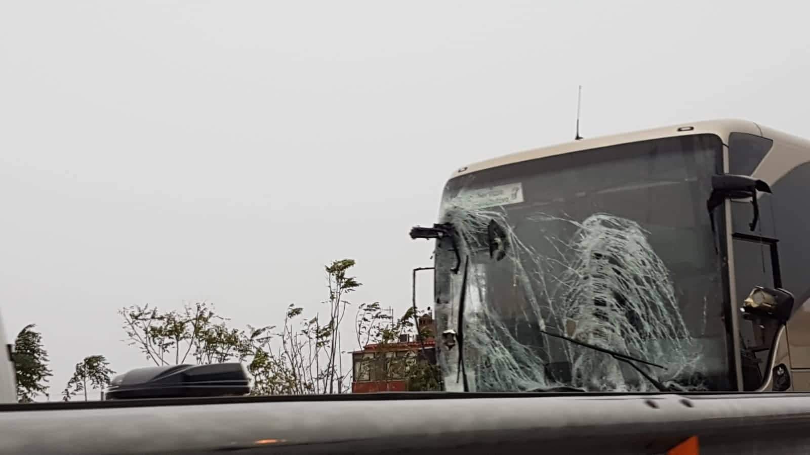 Incidente sull'autostrada a Torre Annunziata, un bus e due auto: tre feriti 
